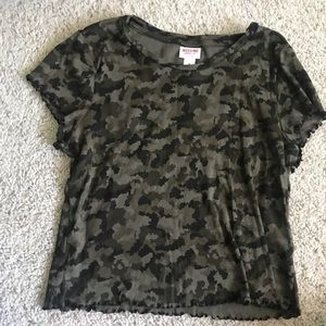 RUFFLE CAMO TOP